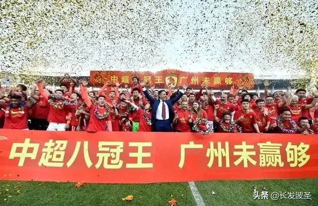 “恒大拿再多冠军有啥用?中国足球也上不去啊”!恒大在这时候出现是走了好运还是霉运?