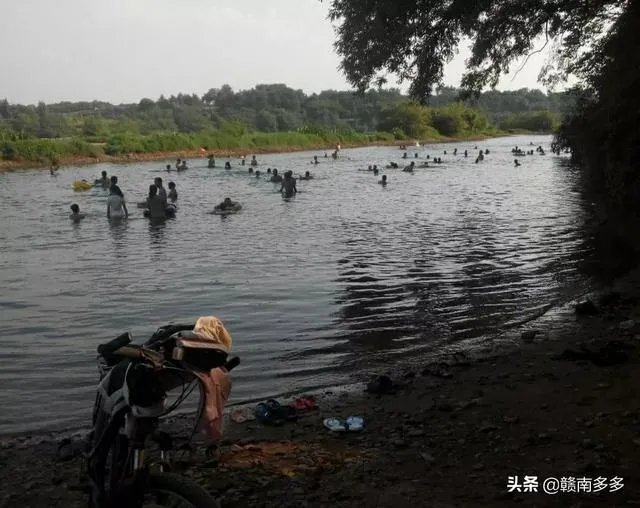 为什么有些溺水死亡的人被人拉上来胳膊和腿都是卷曲着的?
