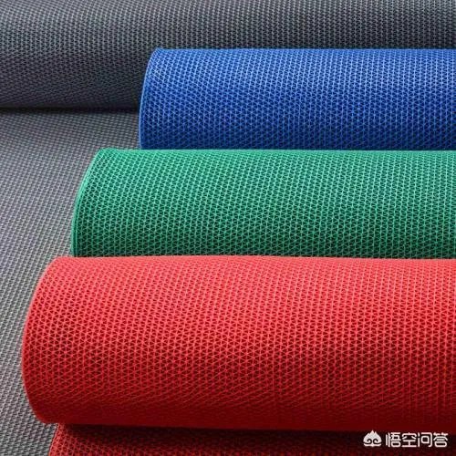 为什么有些餐馆的厕所要把网格式的垫子铺在地上?对此你怎么看?