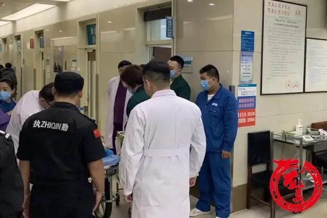 哈同高速一大客车侧翻,哈医大一院全力救治33名伤者, 你怎么看?
