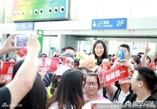 朱婷回国大场面:几百人接机,50万人看直播,央视在机场直接采访。你怎么看?