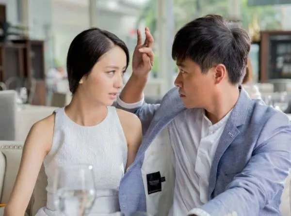 佟丽娅晒绝美侧颜照,为何陈思诚却觉得美丽的她普通?