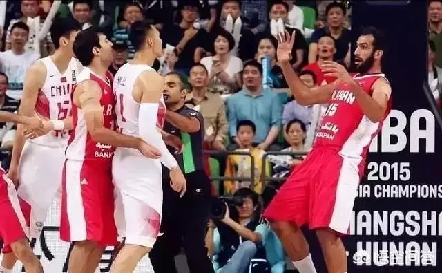 当年在天津世锦赛上,哈达迪为什么会做“摊手”动作侮辱易建联?当时发生了什么事?