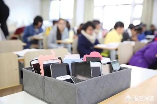 老师收了高三学生的手机后学生跳楼了,错在谁?