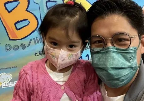 霍启刚带孩子们去听音乐会,三个子女长相曝光,一家人幸福满满,状态如何?