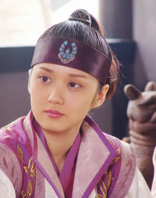 女扮男装唐嫣、鞠婧祎被吐槽, 哪些女星让人惊艳?