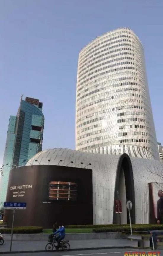 上海闹市惊现“靴子楼” 外形酷似马靴遭吐槽