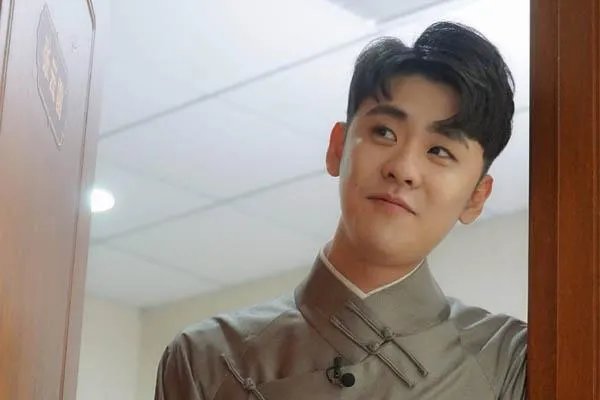张云雷分享自己已做完近视手术照,他的相声功力如何?