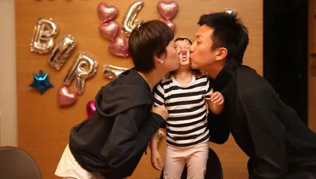 邓超晒照片庆祝结婚九周年,保持爱情稳定的秘诀是什么?