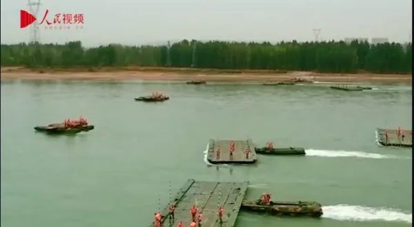 舟桥部队35分钟在黄河飞架浮桥,浮桥与门桥有何区别?