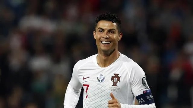 罗伯特卡洛斯也很好,为什么别人多称贝克汉姆、贝隆为任意球大师?