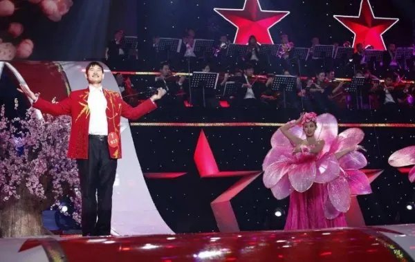 大衣哥回《星光大道》当评委，算不算人生赢家？