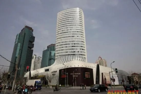 上海闹市惊现“靴子楼” 外形酷似马靴遭吐槽