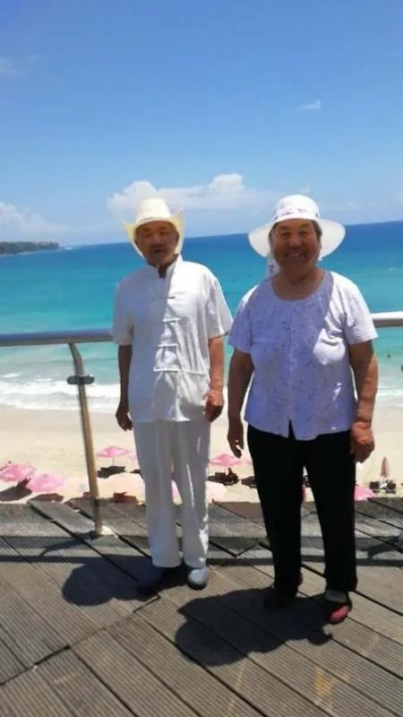 大学想休学一年带爷爷奶奶旅游,你觉得可行吗?