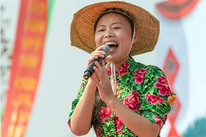 草帽姐的两件事颠覆了我们对她的认知!
