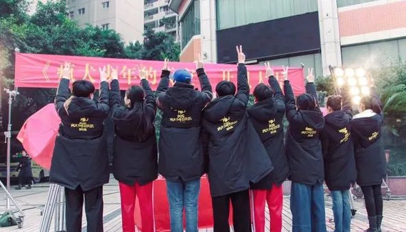 《疯犬少年的天空》剧情主要讲了什么？什么时候上映