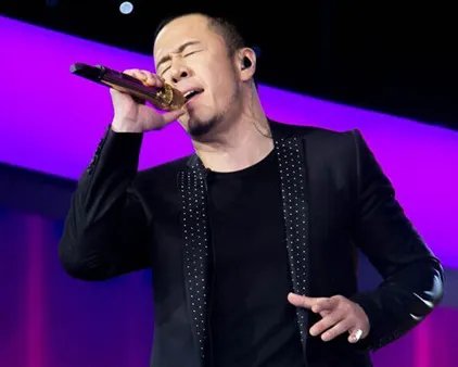 49岁的杨坤为何突然不红了,从音乐前辈到街头卖场,为什么越混越差?