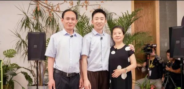 杨迪竟下跪感谢父母，由此可以看出杨迪的家庭氛围吗？