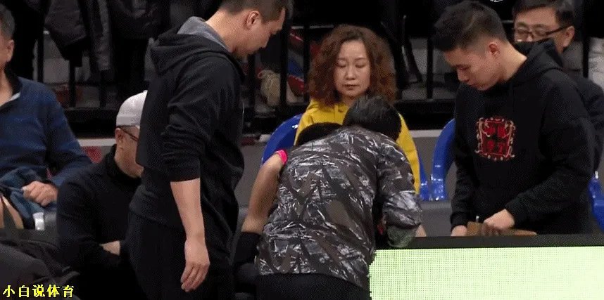 对阵广厦一战,致韩德君受伤的扣篮是右手扣的,为什么却左手受伤?当时什么情况?