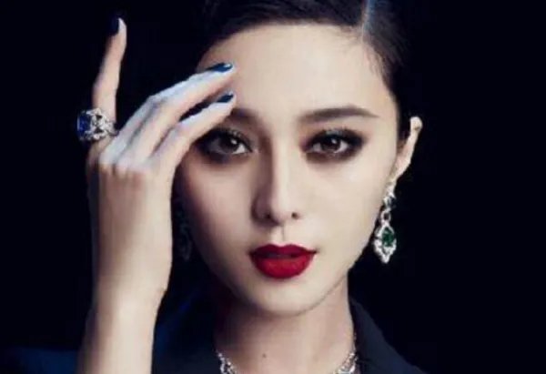 你觉得哪个明星的烟熏妆最美?