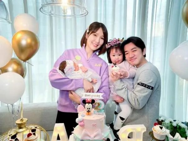 李亚男二胎得女，小女儿正脸被曝光，你羡慕吗？