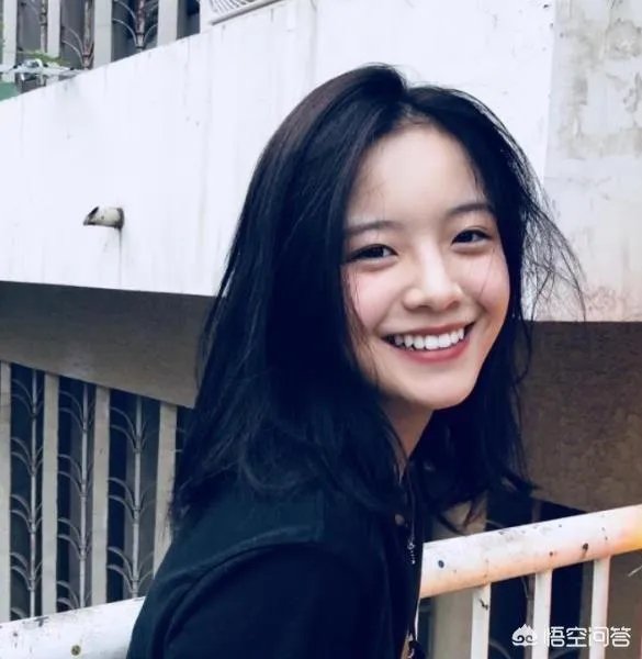 李佳琦带爱犬去宠物学校学习期间被拍到抽烟,大家如何看待?