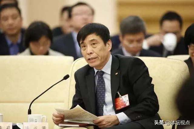 “恒大拿再多冠军有啥用?中国足球也上不去啊”!恒大在这时候出现是走了好运还是霉运?
