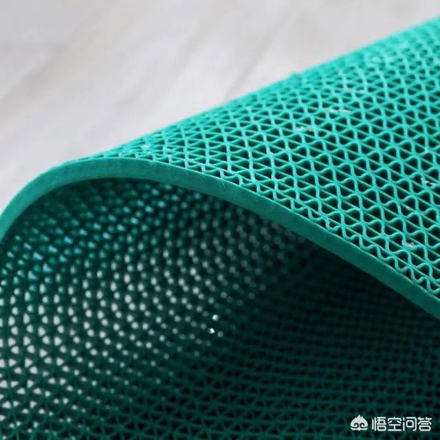 为什么有些餐馆的厕所要把网格式的垫子铺在地上？对此你怎么看？