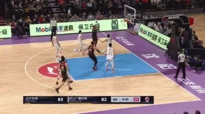 对阵广厦一战,致韩德君受伤的扣篮是右手扣的,为什么却左手受伤?当时什么情况?