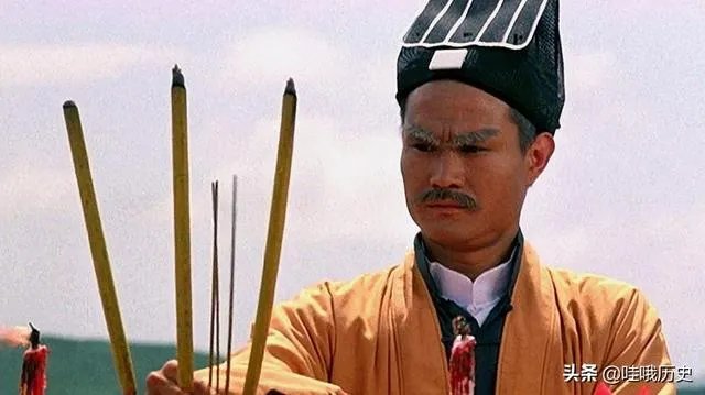 为什么电影里的僵尸都是穿着清朝官服?