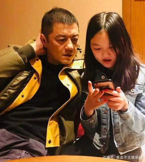 李亚鹏欠4000万,依旧与小19岁女友相爱,女方为何会加入嫣然基金?