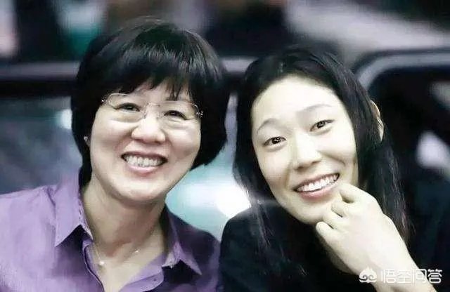 朱婷回国大场面:几百人接机,50万人看直播,央视在机场直接采访。你怎么看?