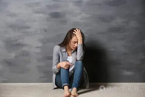 常德一女子轻生被路过大哥救下后霸气劝导，他是如何劝导轻生女子的？