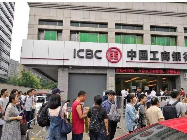 杭州首现万人摇号的原因是什么？