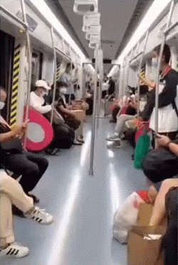 吴京冻到原地转圈圈 有点花样在身上的动态图
