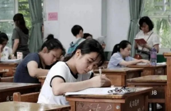 山东一70后新生报到被误认为家长,你如何看待此事?