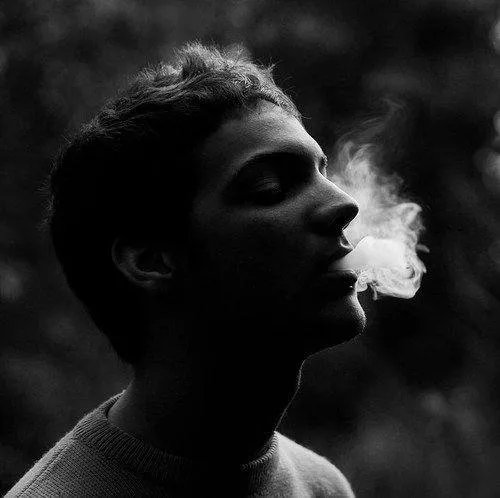 谁有黑白色抽烟颓废男头像 像这样的
