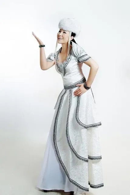 乌兰托娅与乌兰图雅同为蒙古族女歌手,她们各自有哪首歌,给你留下深深的回味与感动?