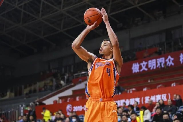 CBA同意上海男篮更换外援,场均21+6悍将能够带队逆袭吗?