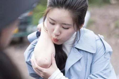为什么赵露思的腿真绝了!踩着薄如纸片的人字拖,却比穿高跟鞋的腿还长?