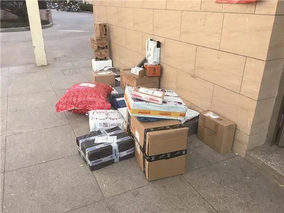 快递包裹暂放路边被老太拿走24个，老太太这样的行为算是盗窃吗？