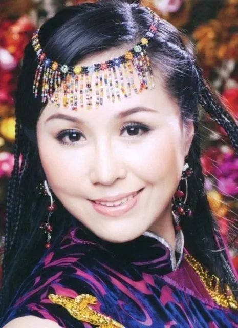 乌兰托娅与乌兰图雅同为蒙古族女歌手,她们各自有哪首歌,给你留下深深的回味与感动?