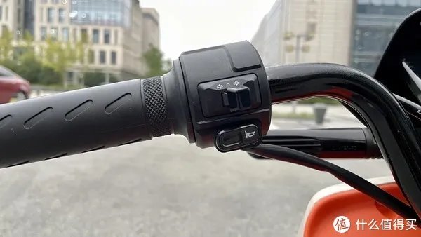 长续航+新配色!新国标下的明智之选,雅迪新款DE2电动自行车
