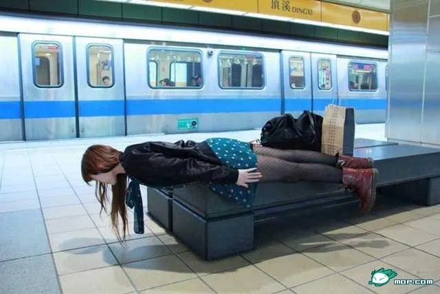 台湾仆街少女走红网络 无厘头媲美东京漂浮少女