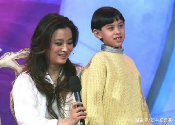 李玲玉混血儿子近照曝光,骑马的样子是不是很英俊?