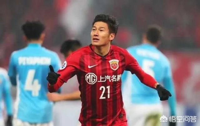 一个队员本来是踢前锋位置的,现在被教练改为后卫,该怎么办?