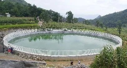 女孩失足落水在湖面漂浮自救，溺水该如何自救？