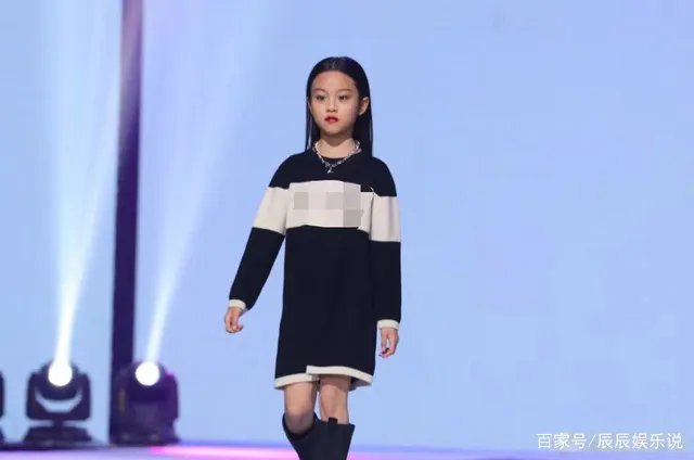 8岁甜馨长大啦!化浓妆穿着时尚T台走秀,你觉甜馨气场更像谁?