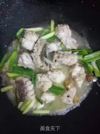 青蒜焖鱼