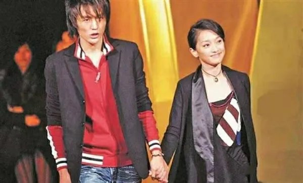 周迅与友人聚餐被拍,同行者有绯闻男友,他们是如何相识的?